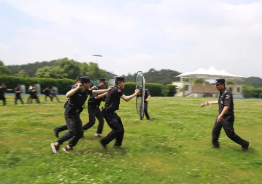 火力全开！直击湖北荆门巡特警超燃练兵现场(组图)